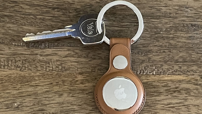 The AirTag doesn't come with a key chain.